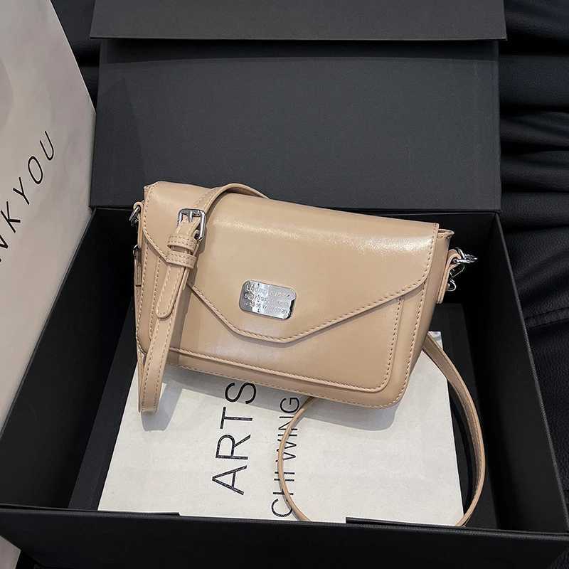 Luxurious and cumbersome daily use - a retro and inspiring messenger wallet with minimalist designer details Y250319