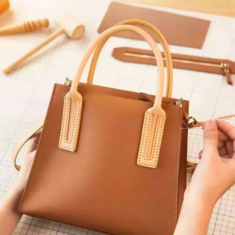 2025 New Fashion Designer High Quality Leather Diagonal Shoulder Bag Women's Large Capacity Handbag