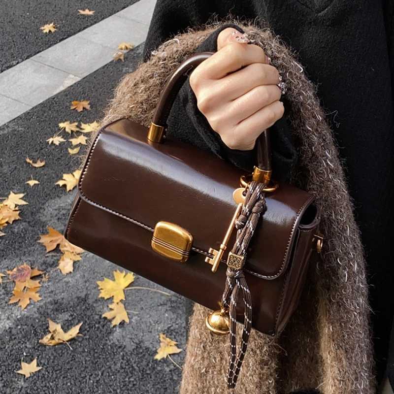 Korean high-end retro handbag womens 2025 new autumn and winter retro cross body bag fashionable handheld small square bag Y250319