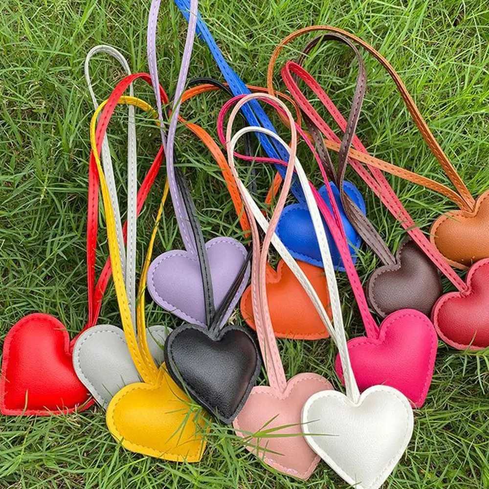 Multi colored PU leather heart-shaped keychain car keychain love PU leather clothes hanger cartoon fashion bag pendant bag decorationXJ250319