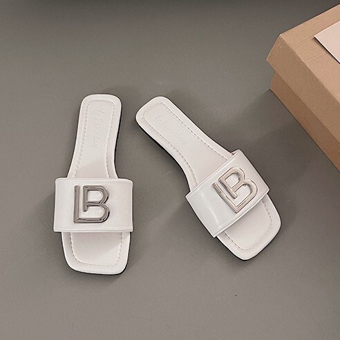2025 Summer Women's Sandal Outdoor Slippers Designer French Flat Sandals White Letter Paired With Stunning Dress And Silver High End Feeling