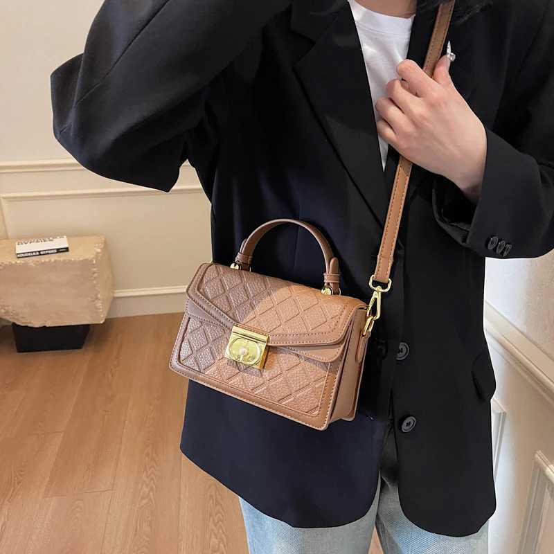 Elegant and short cross body bag - vintage textured leather shopper high-end minimalist Parisian fashion style Y250319