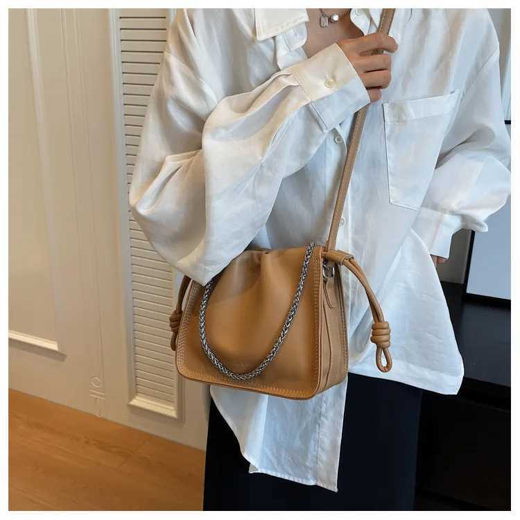 New 2024 fashionable high-end pleated shoulder bag designed for women Versatile Crossbody bag Y250319
