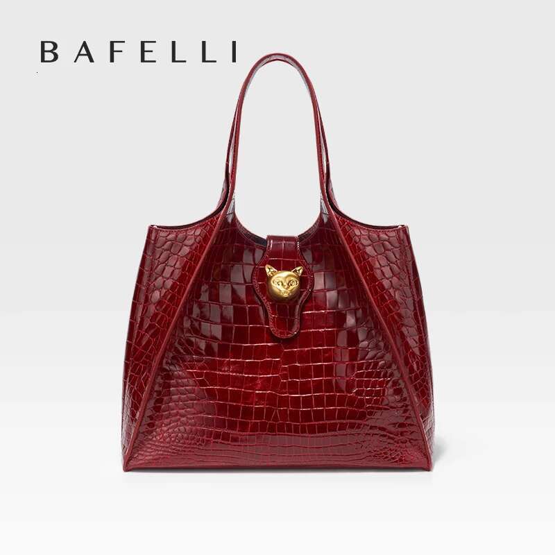 New 2025 Light Crocodile Pattern Genuine Leather Women's Messenger Bag Commuter Versatile Large Capacity Handbag