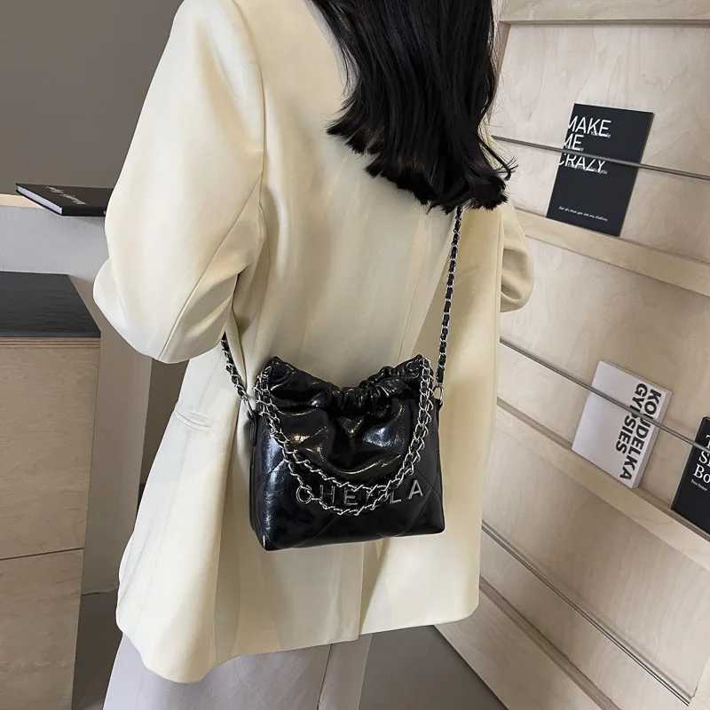 2025 New Womens Large Bucket Bag Waterproof PU Leather Lightweight Cross Shoulder Bag Working College Metal Chain Y250319