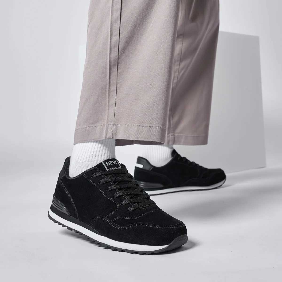 2024 new couple sports shoes lightweight mens running shoes ible Wen walking shoes anti slip lace tennis shoes large-sized apartment Y250320