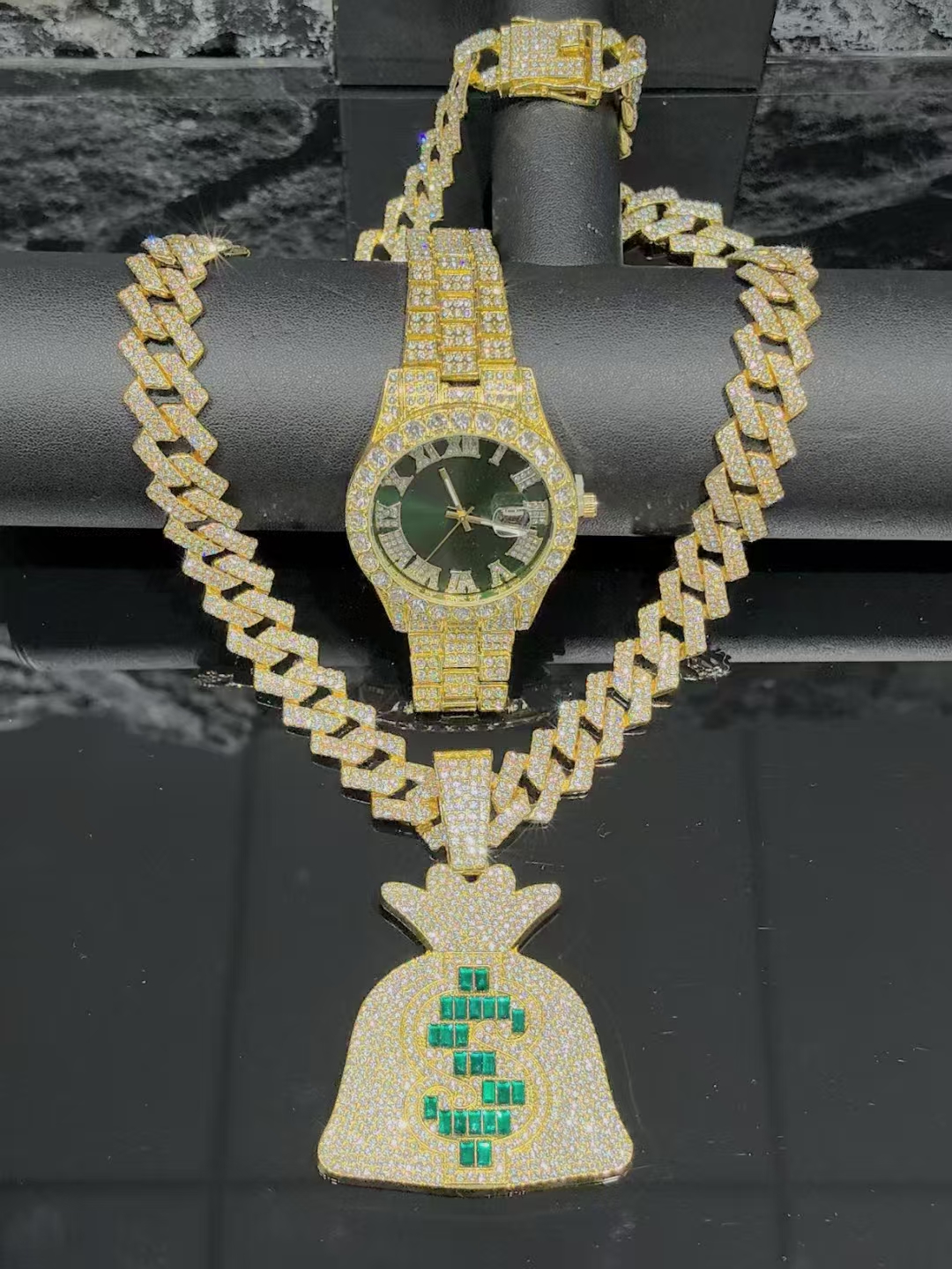2025 Latest Fashion jewelry collection of high quality necklaces and handpieces of trendy fashion jewelry