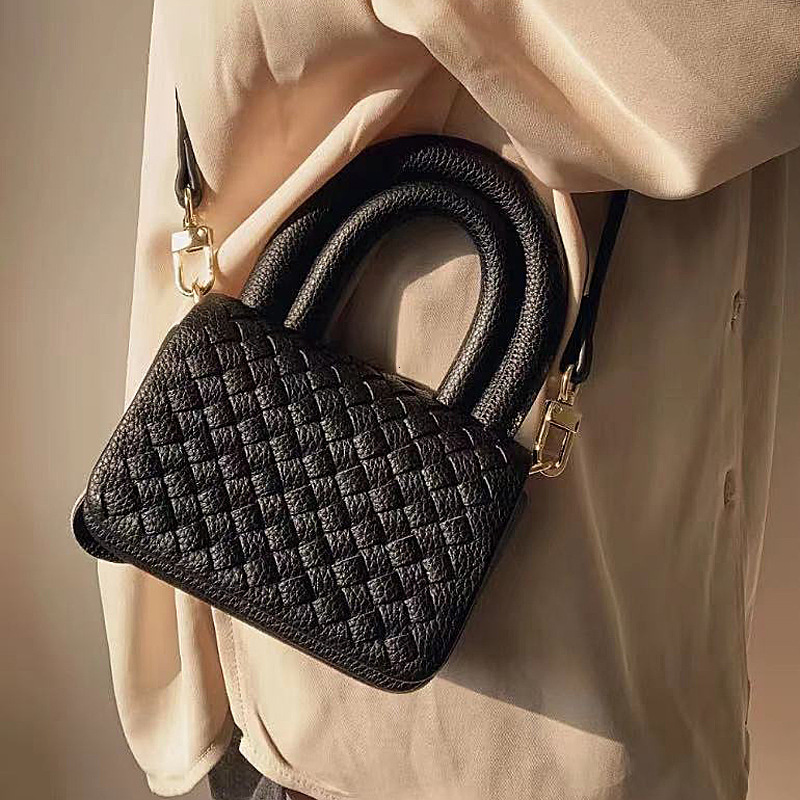 Steamed Rolls Bag Small Crowd Design Hand Woven Pottery Simple Small Advanced Sense Handbag Girl Mouth Red Bag Shoulder Bags