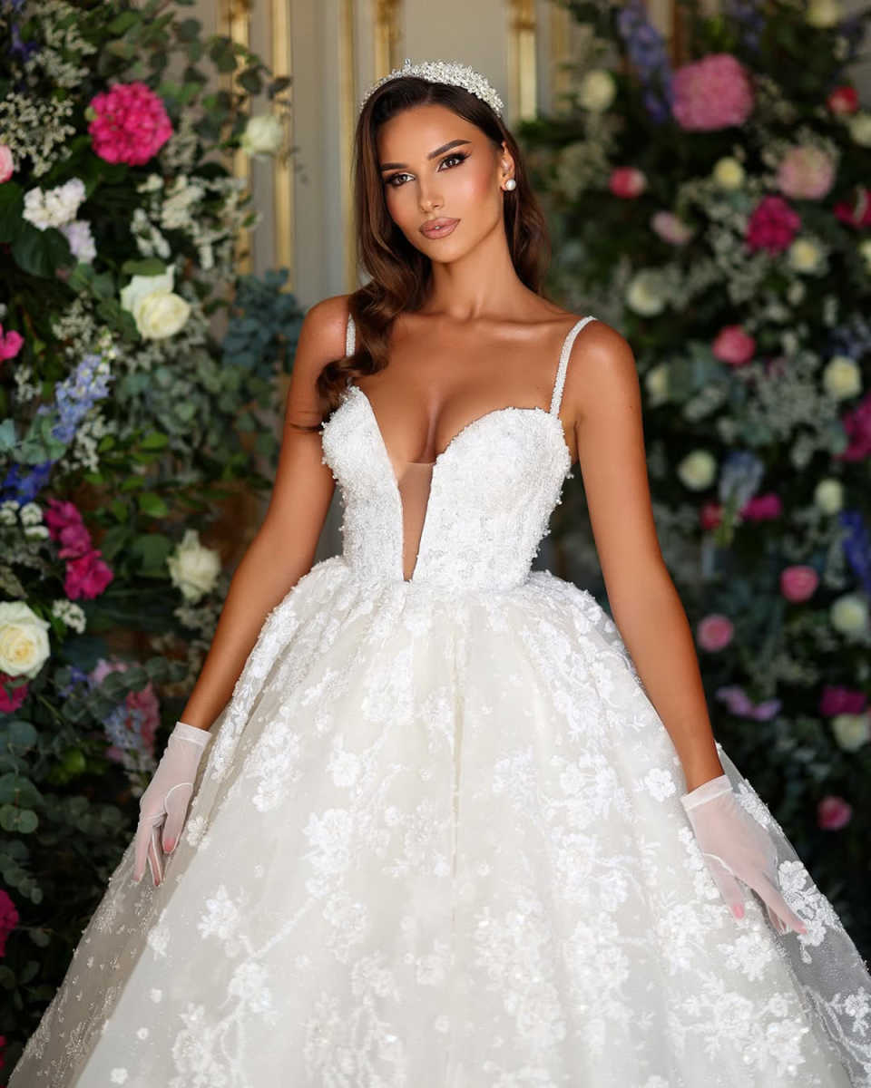 Flowers Appliques Wedding Dresses Sexy A Line Spaghetti Straps Bridal Gowns Bkacless Bride Dress Customized