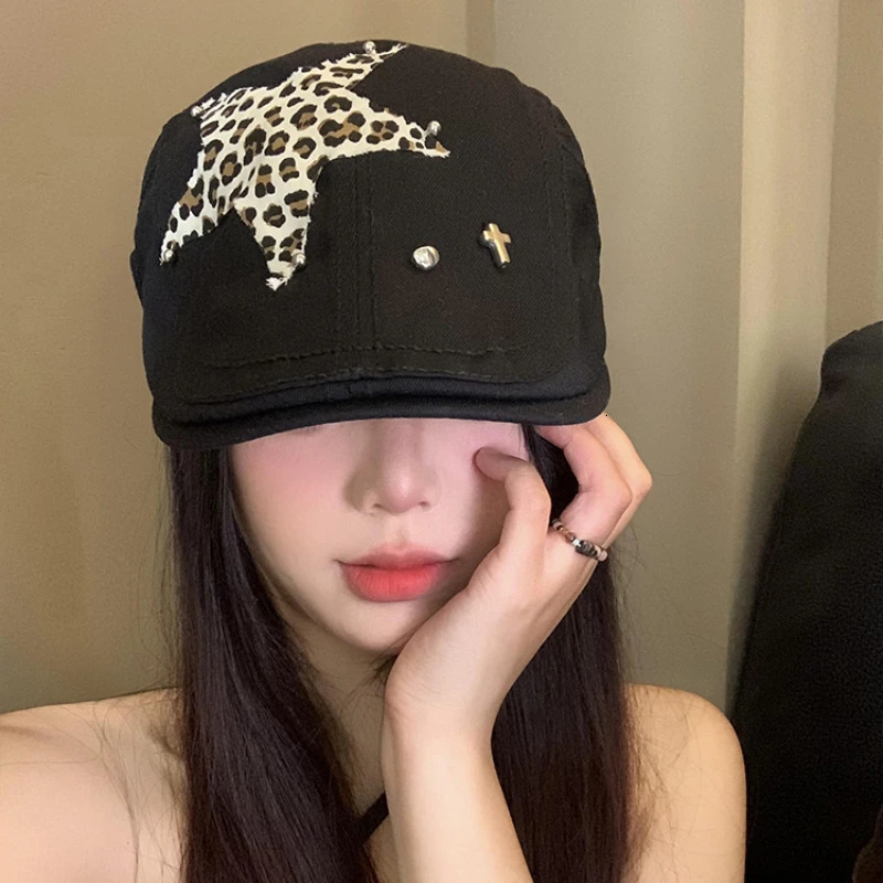 Y2k Personality Leopard Print Star Sticker Forward Hats for Women and Men Summer Outing Versatile Niche American Retro Berets 250320