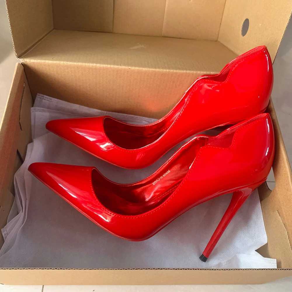 Warm sexy and elegant pump high heels with glossy patent Balck white side V-shaped cut high H-angle toe party curled cut celebrity shoes Y250319