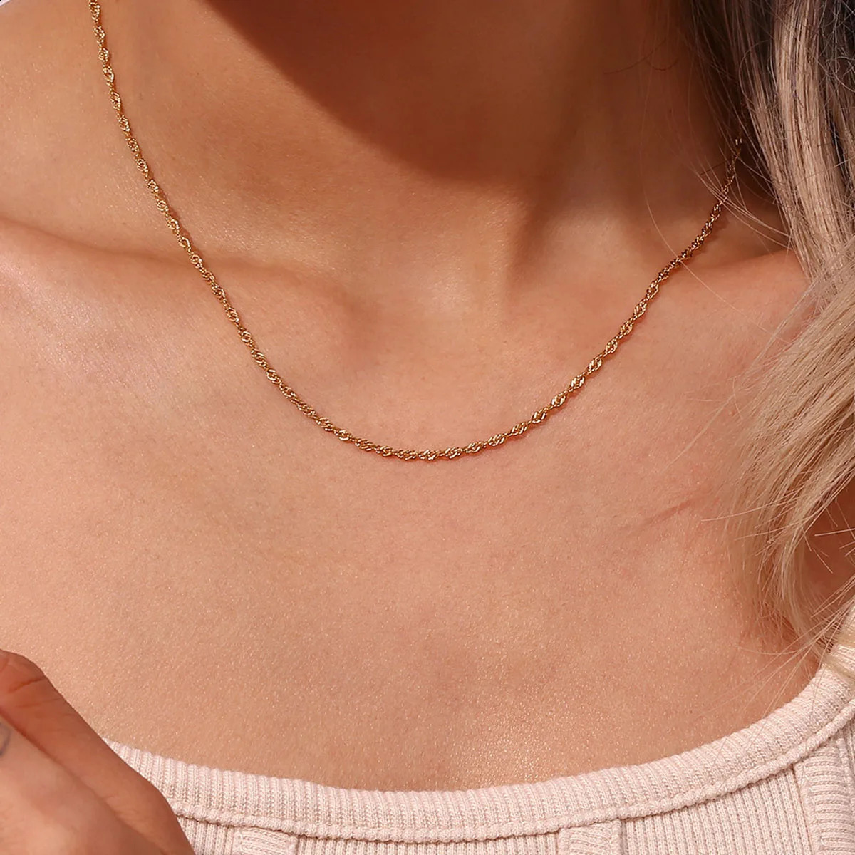 Exquisite goldplated stainless steel thin chain necklace suitable for women simple style Kravik chain womens jewelry 250318
