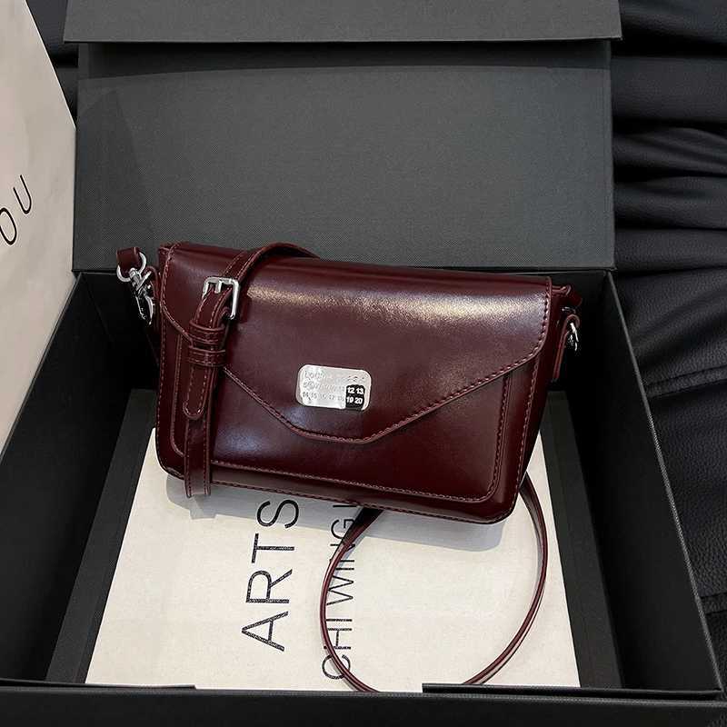 Luxurious and cumbersome daily use - a retro and inspiring messenger wallet with minimalist designer details Y250319