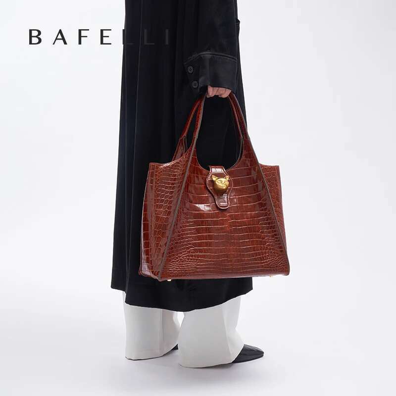New 2025 Light Crocodile Pattern Genuine Leather Women's Messenger Bag Commuter Versatile Large Capacity Handbag