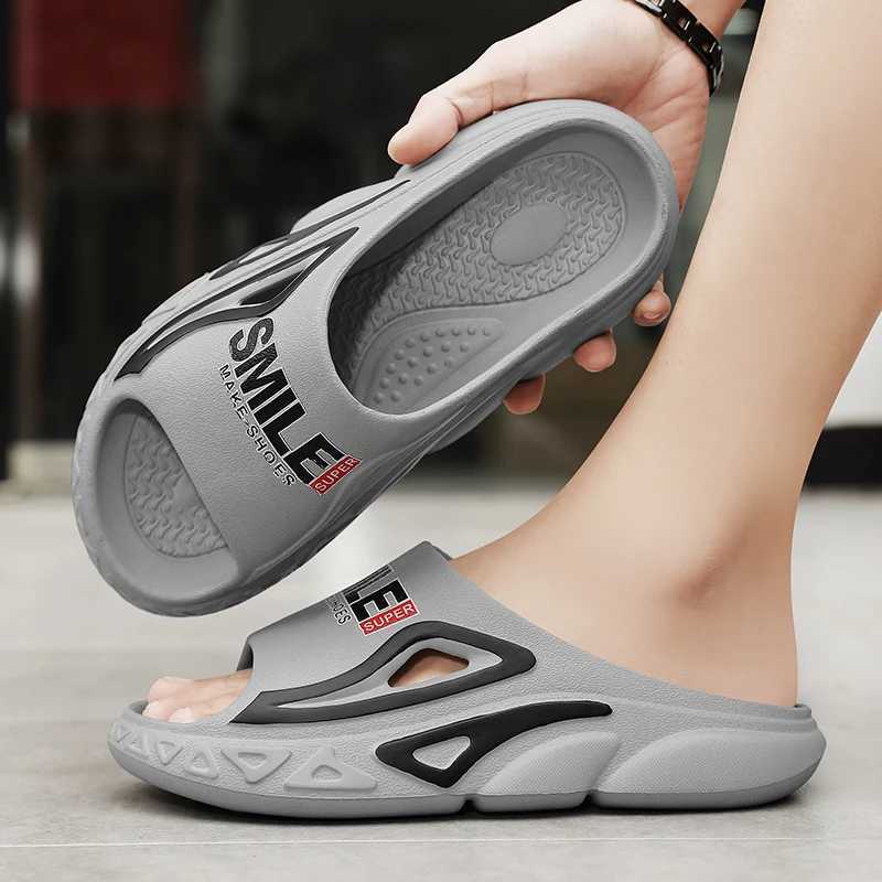 Summer new trend high-quality mens slippers outdoor thick soled non slip lightweight slippers bathroom slippers beach sandals Y250320