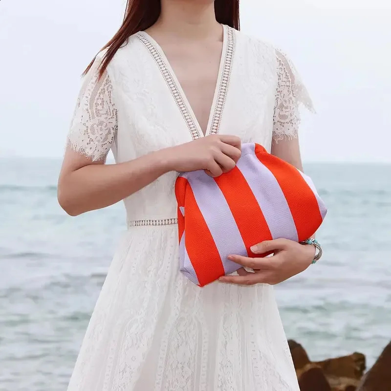 Summer beach clutch bag womens crocheted handbag wallet knitted garbage pleated cute cloud leisure color lock 250317