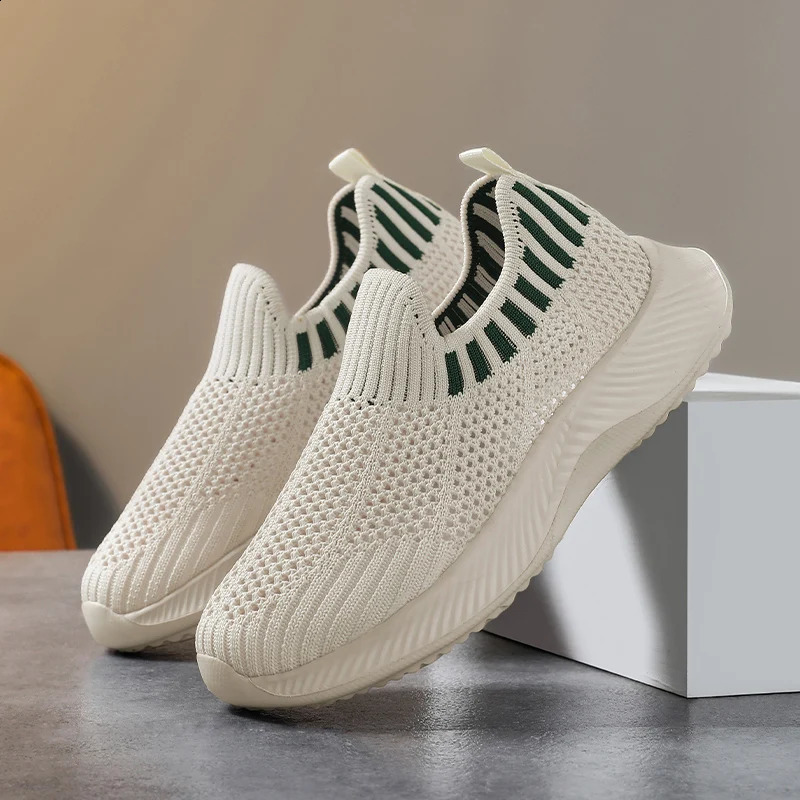 Childrens Sneakers 2025 Spring Mesh Breathable Boys and Girls Sports Shoes Lightweight Soft Sole Student Casual Running Shoes 250319