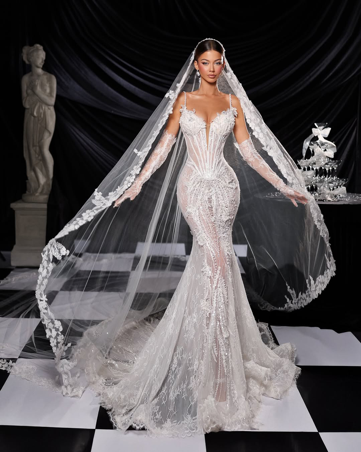 Romantic Wedding Dresses Appliques Mermaid Bridal Gowns Pearls Spaghetti Straps See Through Lace Illusion Custom Made Princess Bride Dress Vestidos De