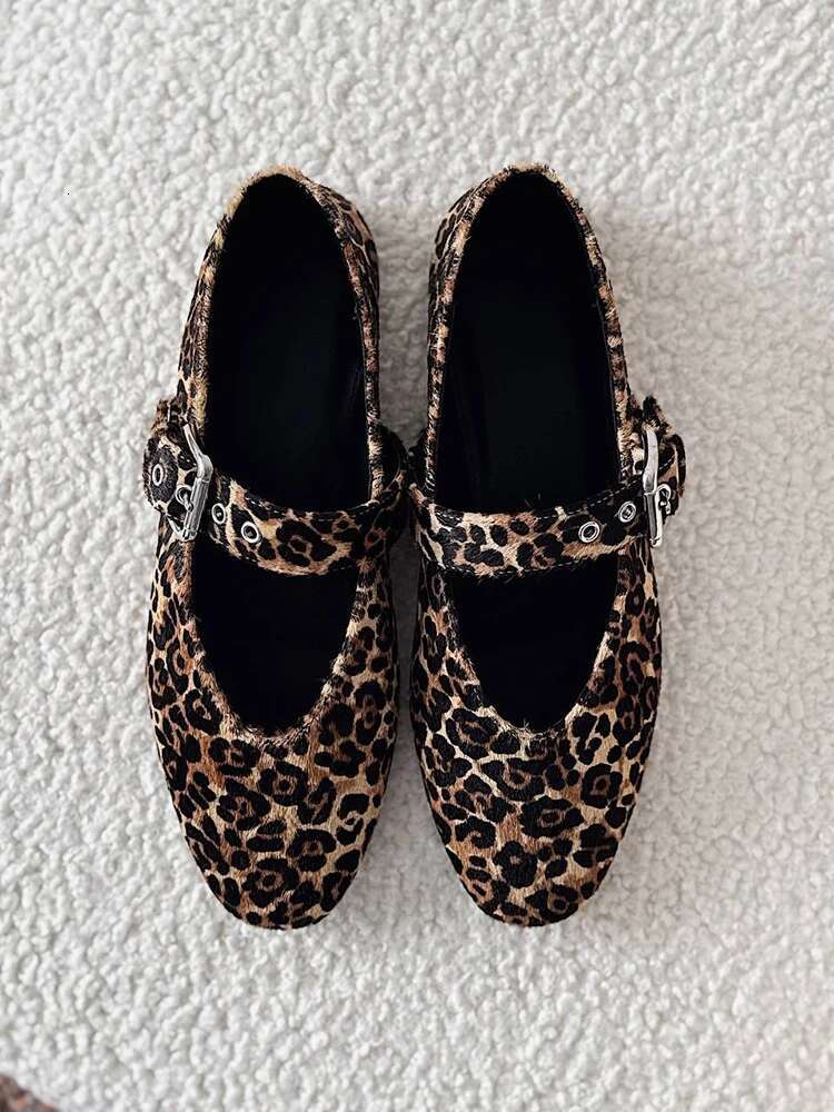 2025 With Box Designer shoes sneakers Women's ballets in natural leather on flat sole MOOQDAAX, colors in the range