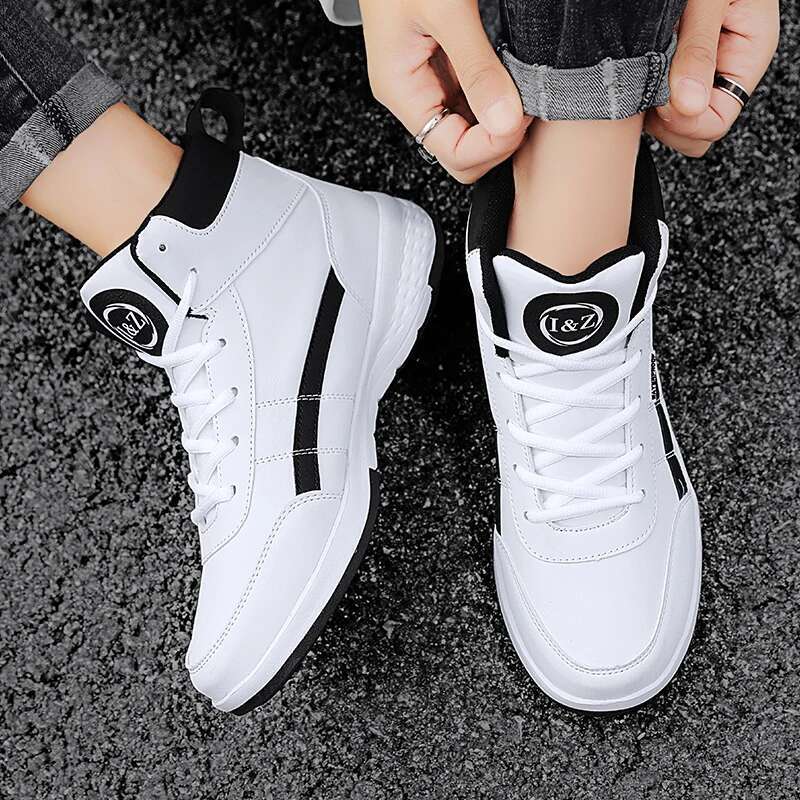 2025 new men's autumn lightweight lace up new board shoes with soft soles, casual vulcanized designer fashion sports shoes, short boots