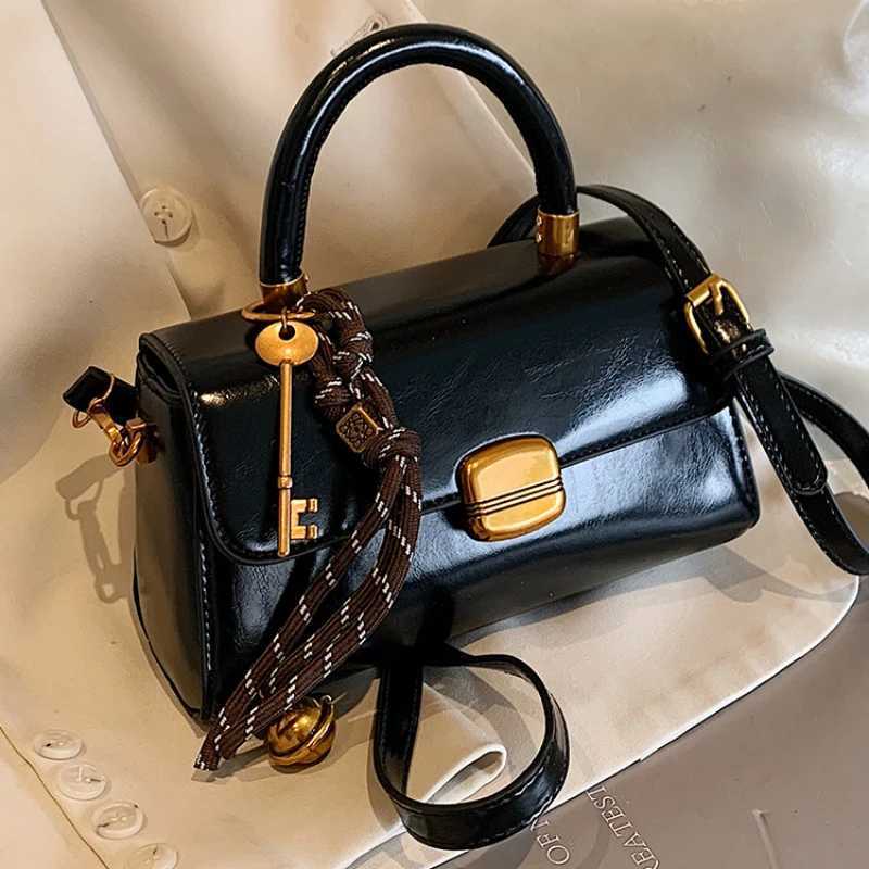 Korean high-end retro handbag womens 2025 new autumn and winter retro cross body bag fashionable handheld small square bag Y250319