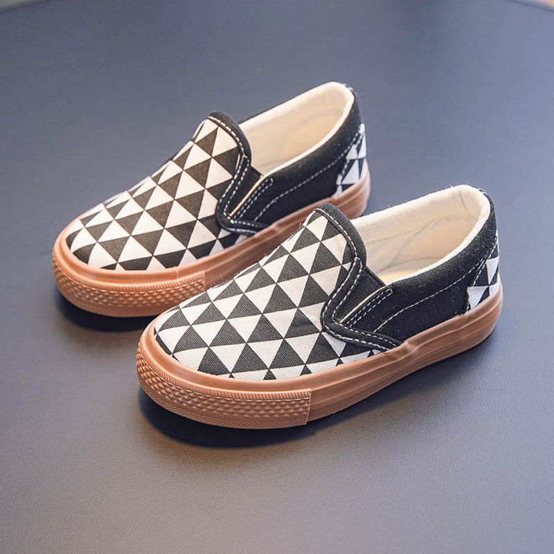 Children's canvas shoes, sneakers and small white shoes for boys and girls Kindergarten indoor shoes with magic tape and slip-on design White sho