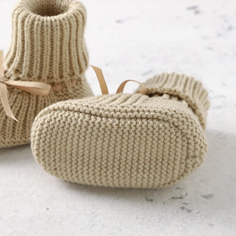 born Baby Shoes Knitted Infant Girls Boys Boots Cute Butterfly-knot Toddler Walk Bed Shoes Warm 0-18M Accessories Hats Gloves 250319