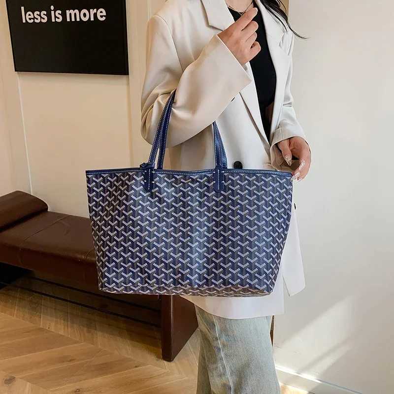 Chic Solid Color Leather - Trendy Minimalist Crossbody Purse for Women - Paris Inspired Designer Commuter Handbag Y250319