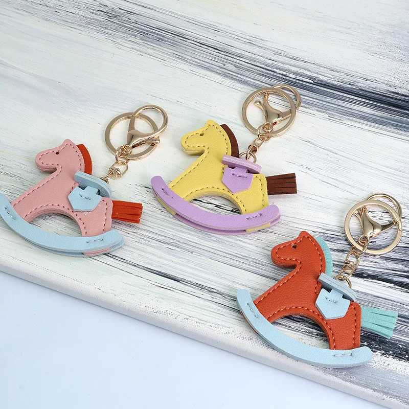 2024 Fashion Designer PU Leather Shake Horse Keychain Pony Pendant Decoration Womens Bag Keychain Charm AccessoriesXJ250319