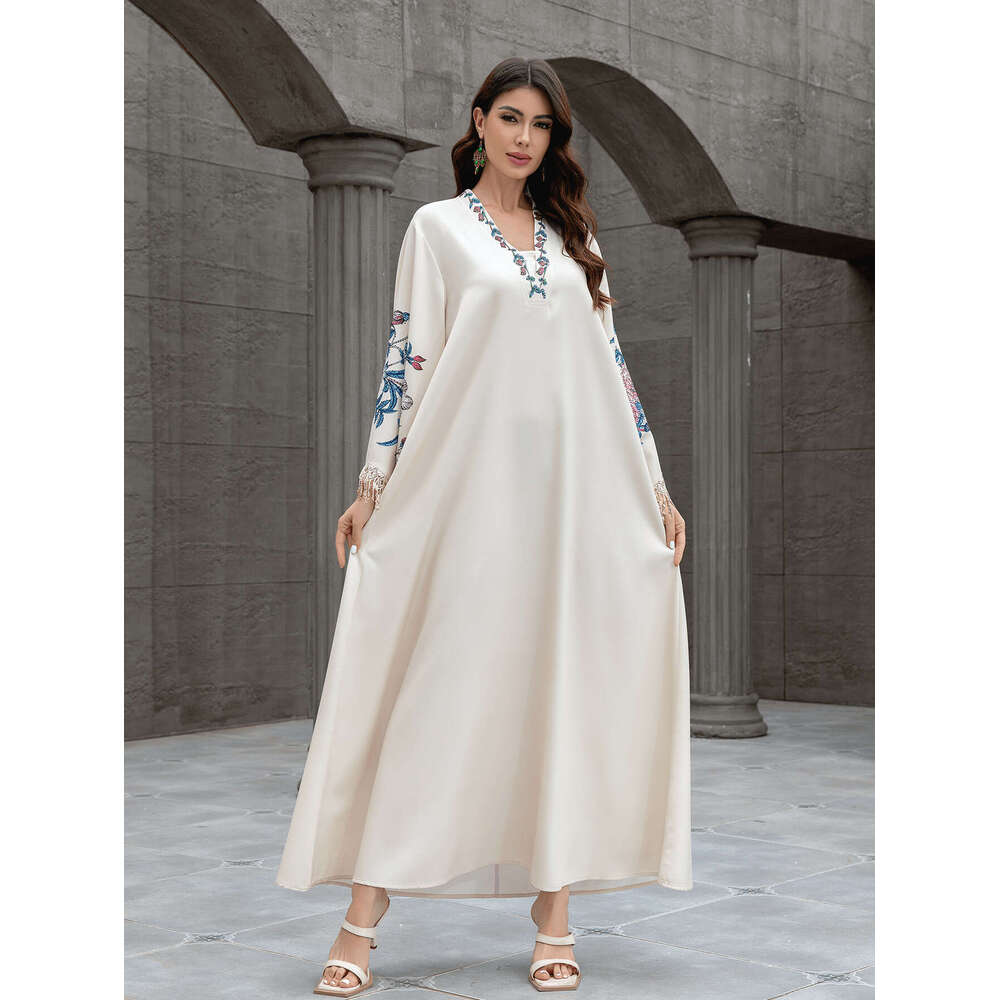 Sw0916 Muslim Women's Robe V-Neck Embroidered Tassel Style Arab Dress Abaya