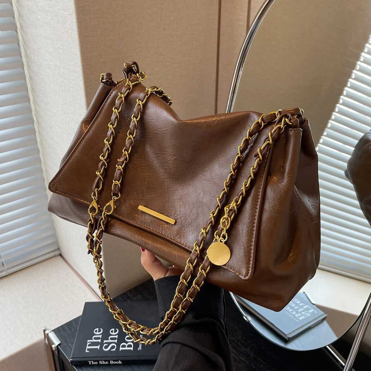 Vintage Fashion Large Capacity Womens Bag Spring and Summer Simple Chain Shoulder Diagonal Cross Bag Womens Bag Y250319