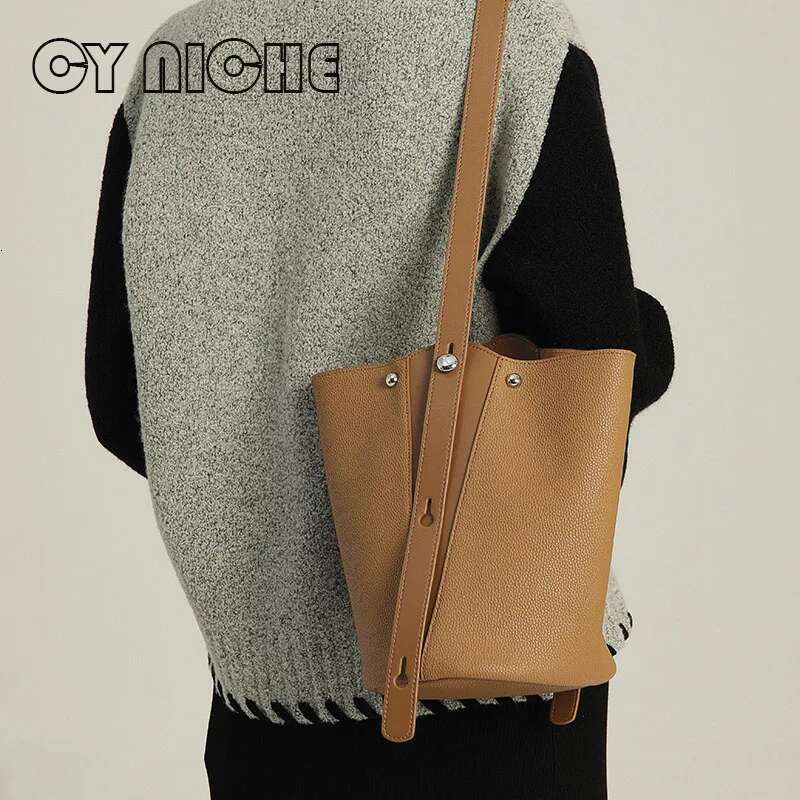 2024 Women's Bucket Large Capacity Vegetable Basket Simple Commuting Soft Cowhide Shoulder Crossbody Bag
