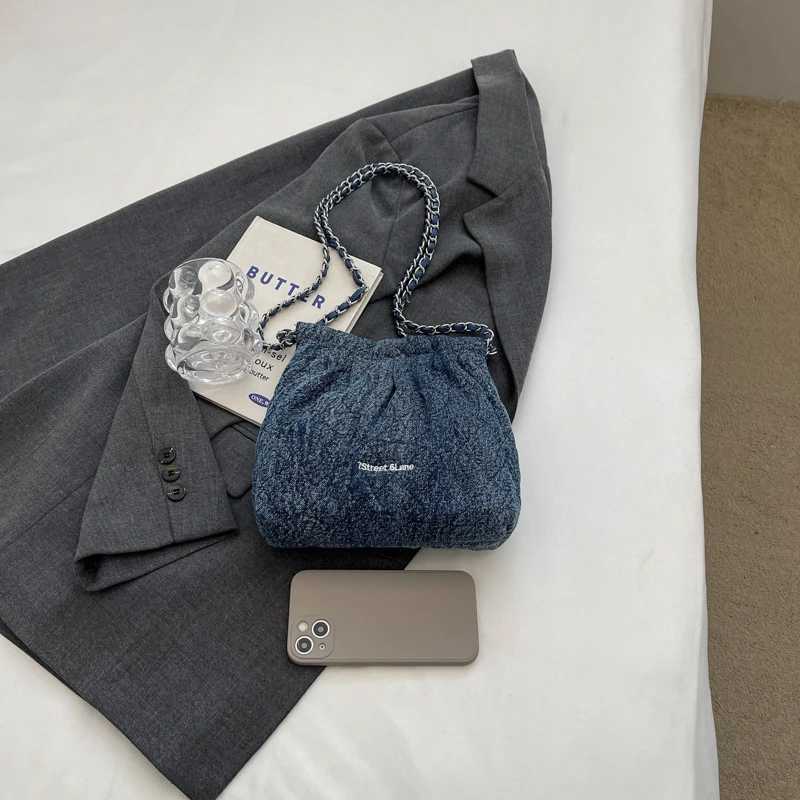 A solid colored cloth bag shoulder bag that can be worn on the body fashionable and trendy to meet womens daily commuting needs Y250319