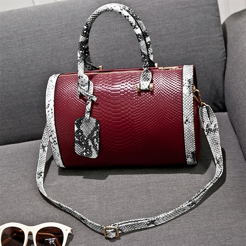 Fashionable and atmospheric womens shoulder bag elegant temperature large capacity shopping handbag. 250318