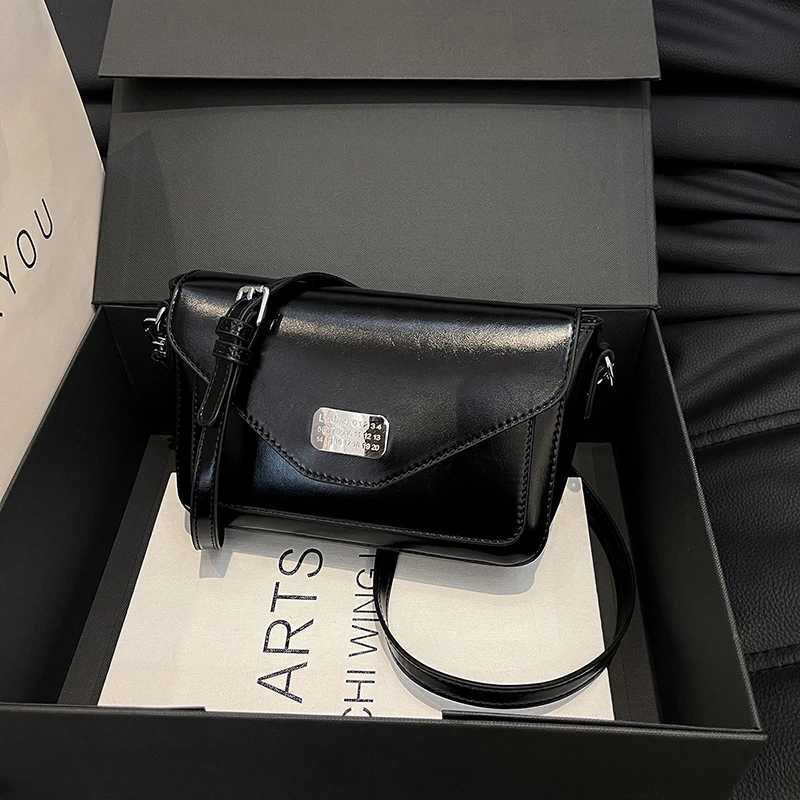 Luxurious and cumbersome daily use - a retro and inspiring messenger wallet with minimalist designer details Y250319