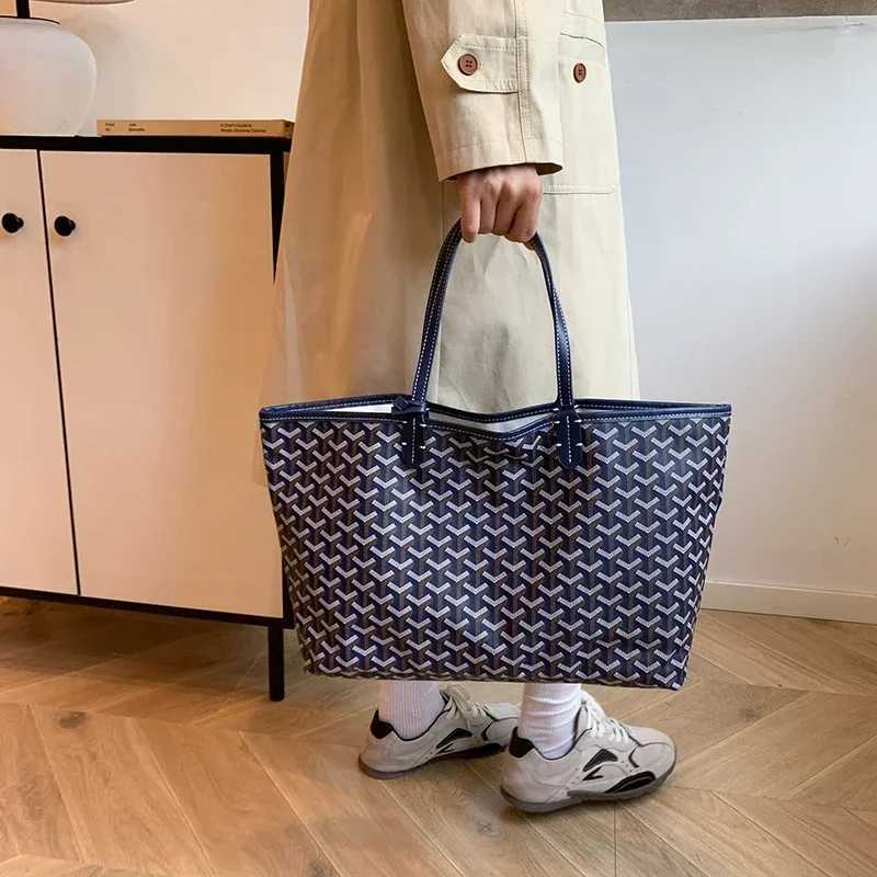 Chic Solid Color Leather - Trendy Minimalist Crossbody Purse for Women - Paris Inspired Designer Commuter Handbag Y250319