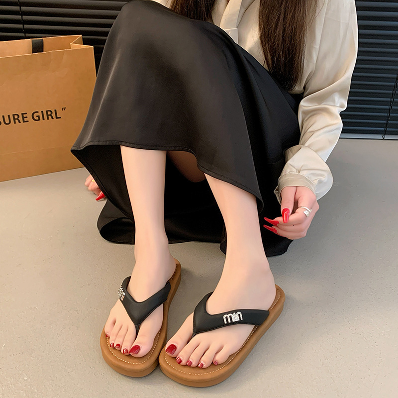 Summer 2025 Women's Slippers For Outdoor Wear Designer's New Sandal Korean Style Multifunctional Flip Flops Clip On Beach Shoes Women's