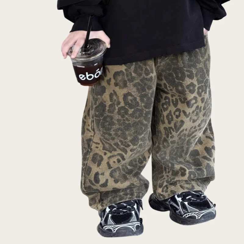 2025 new leopard print jeans for young children fashionable and cool casual jeans elastic waist loose fit suitable for boys and girlsT250326