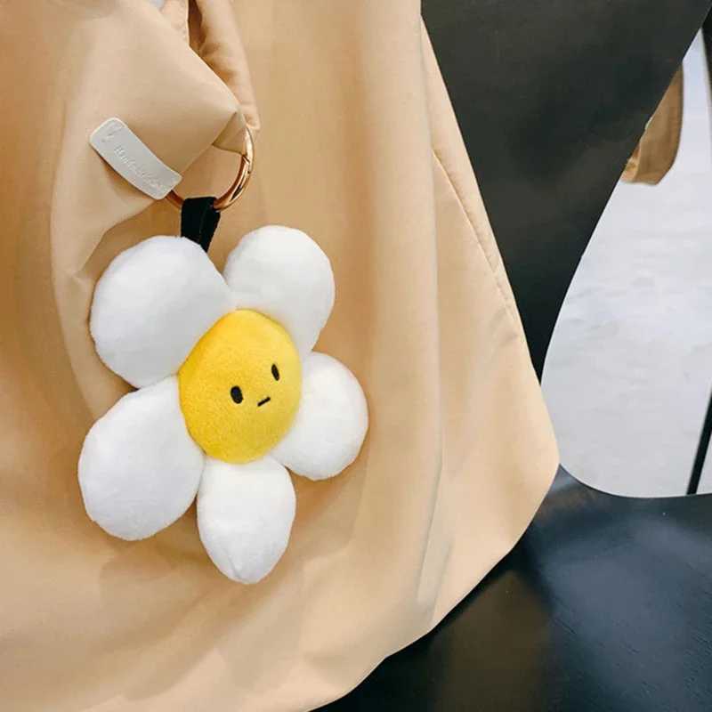 Cute Sun Flower Plush Keychains New Fluffy Charm Sunflower Key Ring on Bag Women Ladies Bag Pendant Accessories Keyring GiftXJ250319