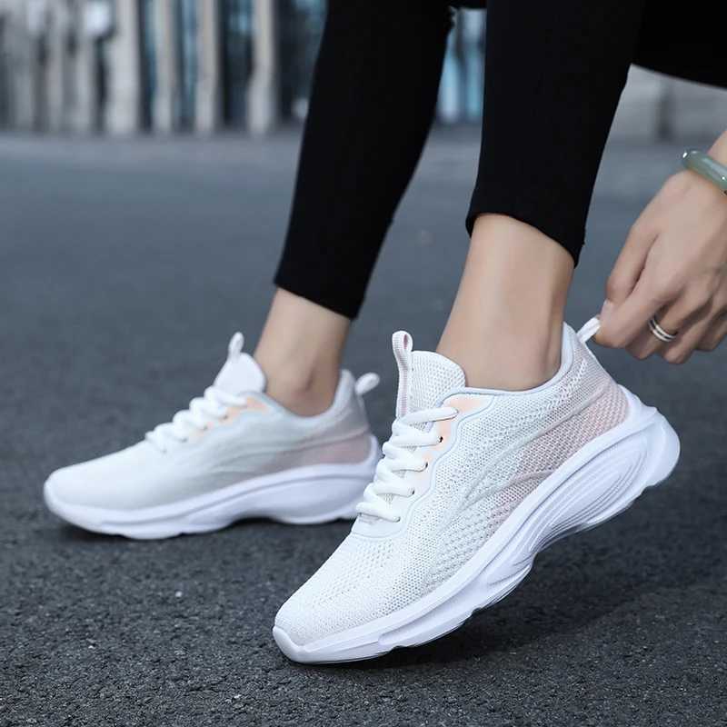 Flying knife low top fashionable womens shoes breathable and lightweight sports shoes college style student non slip soft soled running shoesW250320