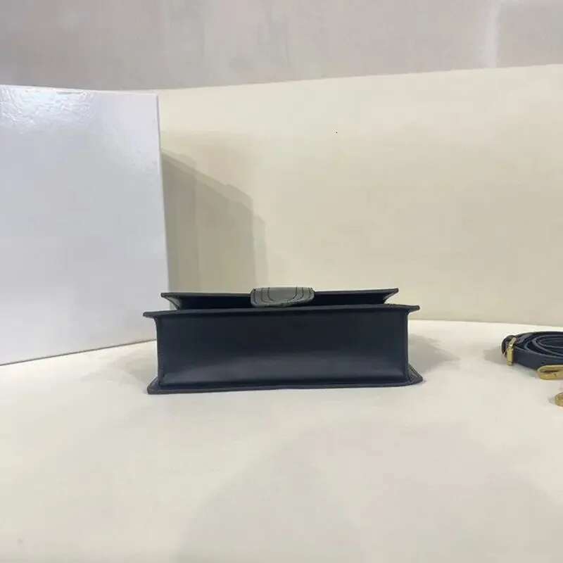 Ja's niche design new popular square fashion trend versatile shoulder handbag crossbody armpit bag