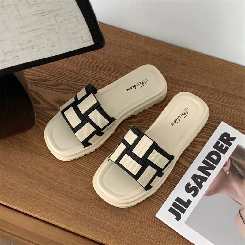 2025 Designer Spring Women's Slippers New Sandal Instagram Flat Bottom Multi Functional Beach Fashion Single Word Slippers Small Fragrance Type