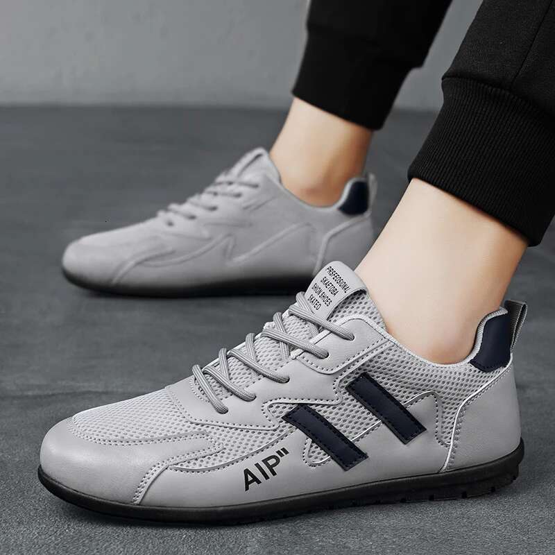 Men's Casual Style Sneakers Running Shoes Mesh Surface Refreshing Breathable Sole Wear-Resistant Non-S lip Stock