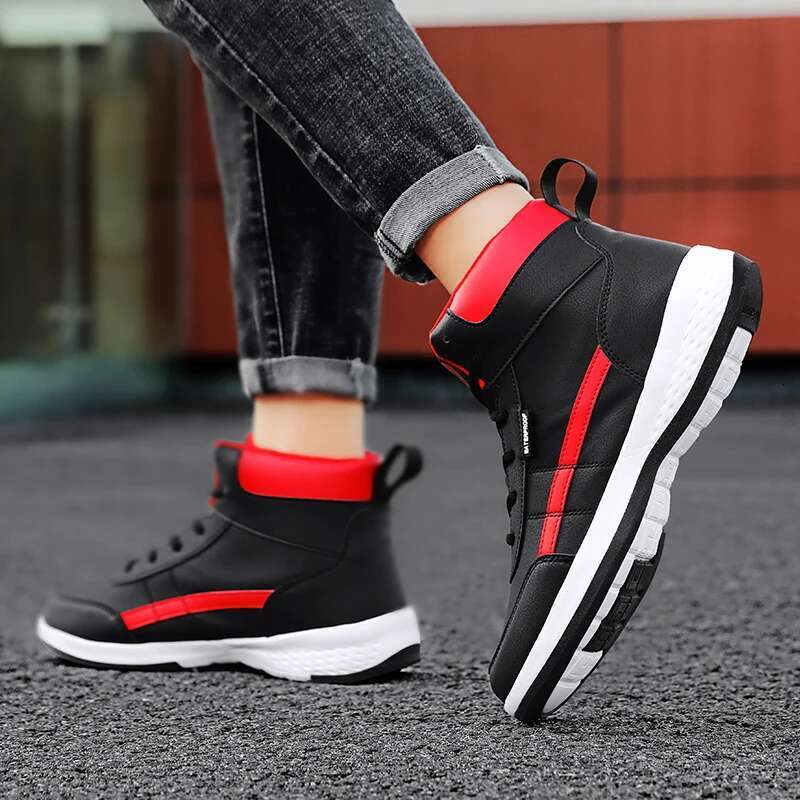 2025 new men's autumn lightweight lace up new board shoes with soft soles, casual vulcanized designer fashion sports shoes, short boots