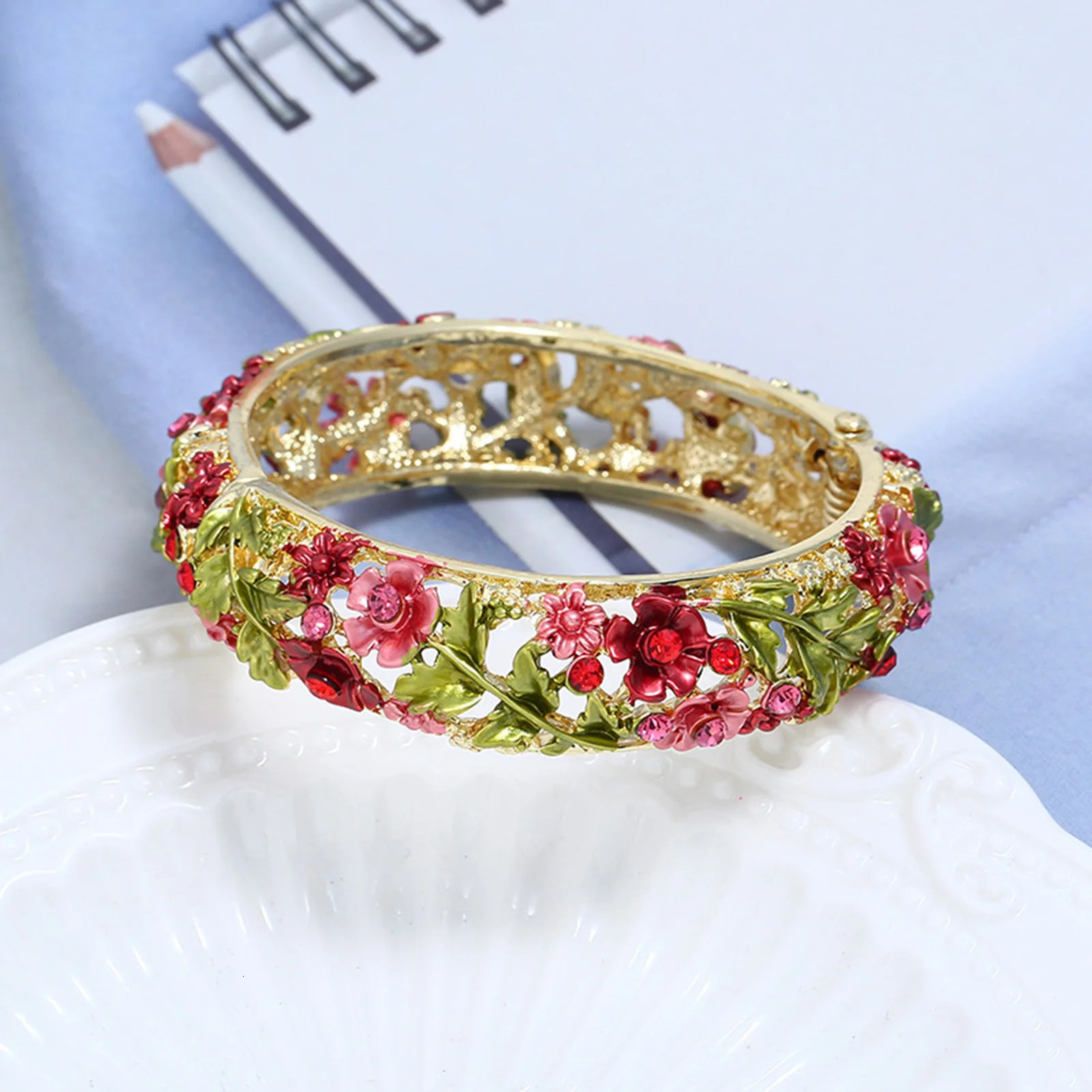 Woman Ethnic Style Bangle Hypo-allergenic Elegant Flower Charm Jewelry for Ladies and Mother Decoration 250320