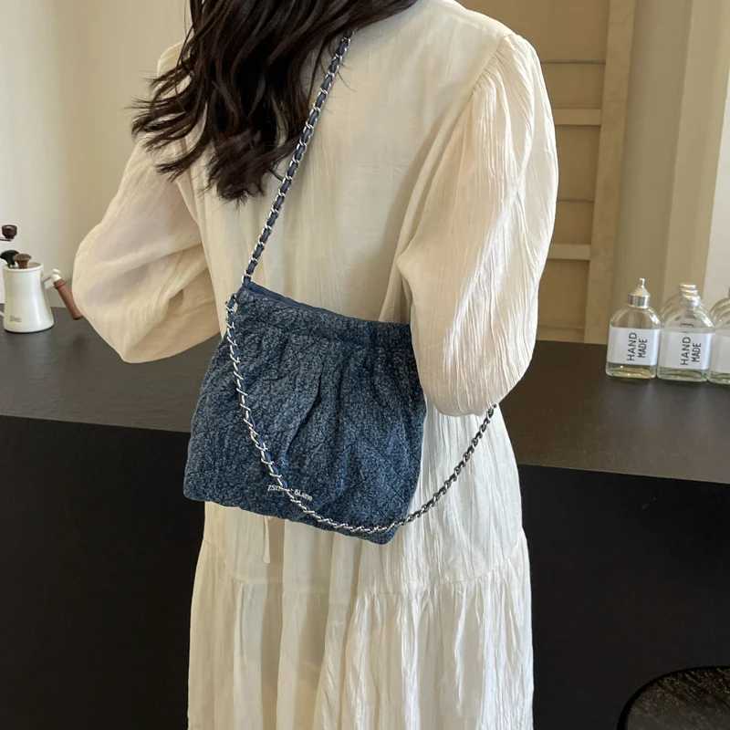 A solid colored cloth bag shoulder bag that can be worn on the body fashionable and trendy to meet womens daily commuting needs Y250319