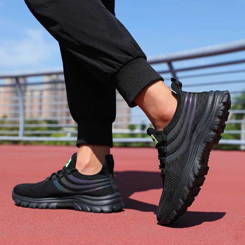 Casual sports shoes for men summer platform fashionable jogging sports shoes grid outdoor running odor proof lightweight training shoesW250320