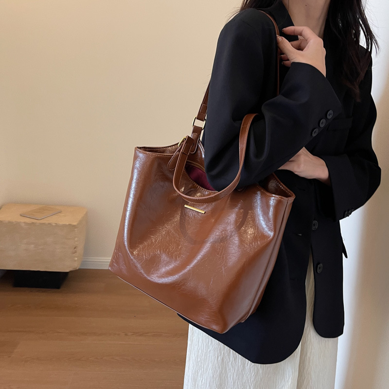 Commuter 2023 New Soft Leather Niche High Quality Fashion Versatile Classroom Large Capacity Tote Women's Bag Fashion Shoulder Bags