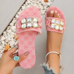Summer 2025 Outdoor Slippers Designer Sandals New Fashionable Multi Functional Flat Bottom Internet Knowler List Buckle Women's Simple Fashion Be