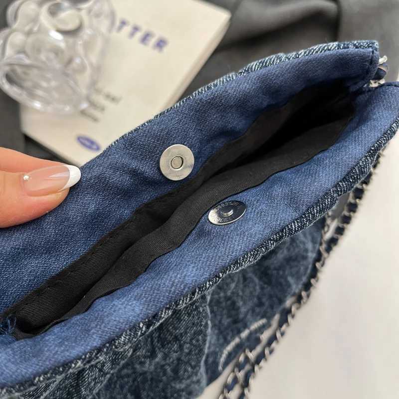 A solid colored cloth bag shoulder bag that can be worn on the body fashionable and trendy to meet womens daily commuting needs Y250319